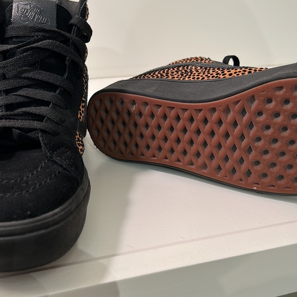 Vans off The Wall Vans | size Women 7 high tops. leopard print, like new - Picture 8 of 8